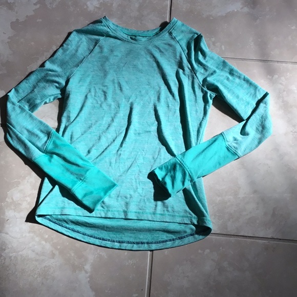 Long sleeve with thumb holes sports shirt - Picture 2 of 3
